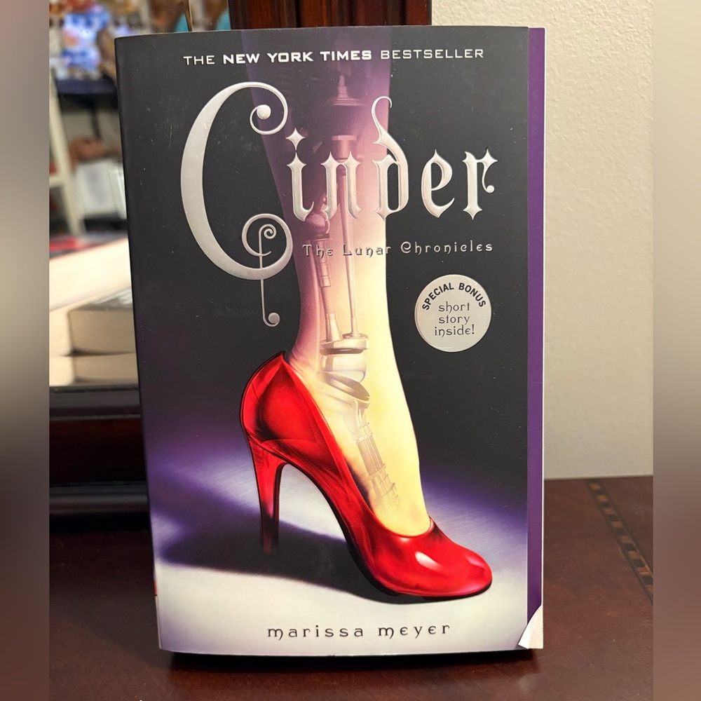 📕Cinder by Marissa Meyer